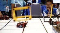 Peserta menyaksikan aksi robot milik peserta lainnya.
