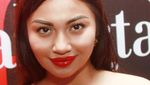 Sexy in Red! Pesona Ariel Tatum dengan Dress Merah