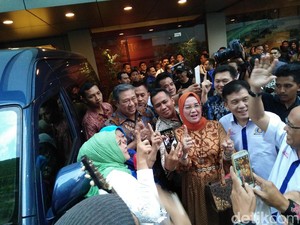 Saat SBY Diajak Musisi Jalanan Nyanyikan Lagu Dukungan untuk Agus