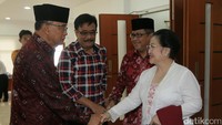 Anggota Wantimpres Sidarto Danusubroto saat bersalaman dengan Megawati Soekarnoputri.