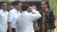 Prabowo memberi hormat ke Jokowi di akhir pertemuan (Foto: Grandyos Zafna)