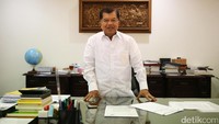 Kalau di dunia tidak ada kepastiannya berarti harga komoditas akan turun. Kalau turun berarti keuntungan pengusaha menurun. kalau itu berarti pajak menurun. Sedangkan 75%, penerimaan negara adalah dari pajak.
