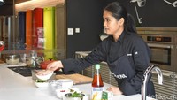 Nyonya Pop pertama-tama meracik green curry berkuah kental dengan sensasi rasa pedas. Wanita yang bernama lengkap Mrs. Duangporn Achanai ini menjelaskan bahan-bahan untuk meracik kuah kari hijau.
