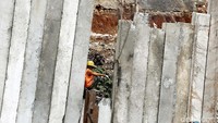 Seorang pekerja tengah beristirahat.