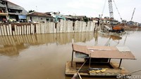 Pemasangan turap di Bukit Duri ditargetkan rampung sebelum tahun 2017.