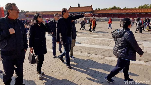 Rombongan yang berjalan di 'lapangan' Forbidden City (Elvan/detikTravel)