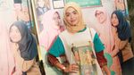 Manisnya Vebby Palwinta Tampil Berhijab