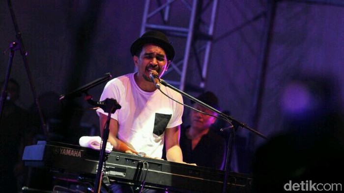 Aura Kasih kepergok menonton mantan kekasihnya, Glenn Fredly manggung di penutupan Synchronize Fest 2016 di Dynamic Stage. Tatapannya tampak kosong.