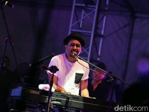 Kisah Glenn Fredly Nyanyikan Relakanku Pergi di Malaikat Juga Tahu