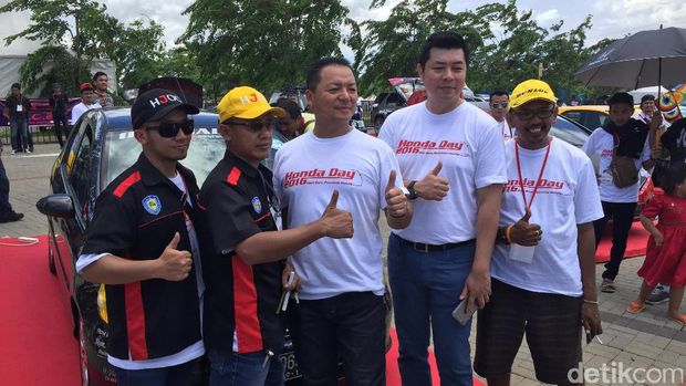 Wah, Bodi Mobil Jazz Ini Penuh Coretan Tanda Tangan