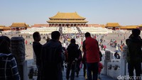 Dikenal sebagai pusat pemerintahan China, Beijing masuk urutan kota terpadat ke-6 di dunia. Tahun 2016, jumlah populasi warganya mencapai 21.240.000 orang (Elvan/detikTravel)