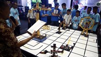 Robot para peserta diadu kemampuannya.