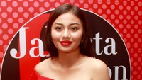 Cap seksi membuat hidup Ariel Tatum jadi lebih berat. Pool/Gus Mun/detikHOT.