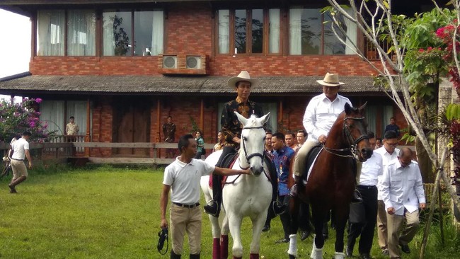 Momen Mesra Jokowi dan Prabowo: Nasi Goreng, Topi Koboi dan Naik Kuda