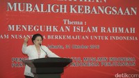 Di acara itu Megawati tampil mengenakan setelan kebaya putih.