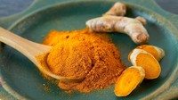Rimpang rempah berwarna kunyit ini kaya antioksidan yang bisa membantu memulihkan mood dan atasi kecemasan. Bisa dikonsumsi  berupa bumbu atau kunyit bubuk.Foto: Getty Images/Pinterest