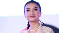 Detail make up natural dengan pulasan lipstik pink. Pool/Palevi S/detikFoto.