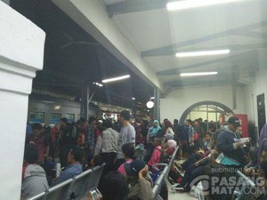 Kereta Datang, Penumpukan Penumpang di Stasiun Senen Mulai Terurai