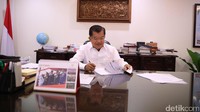 Terkait kehati-hatian pemerintah dalam penyusunan APBN 2017, menurut JK ini berhubungan dengan uncertainty (ketidakpastian) di dunia ini.