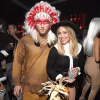Hillary Duff dan kekasihnya kala itu, Jason Walsh menjadi kontroversi karena kostum peziarah seksi dan Indian. Dikritik banyak orang, Hilary akhirnya mengeluarkan permintaan maaf. Saya sangat menyesal kepada orang yang saya sakiti dengan kostum saya. Itu tidak dipikirkan dengan benar dan saya benar-benar, dari lubuk hati terdalam saya menyesal, tulisnya. Foto: Dok. Getty Images