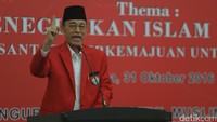 Ketua Baitul Muslimin (organisasi PDIP) Hamka Haq saat berbicara di podium.