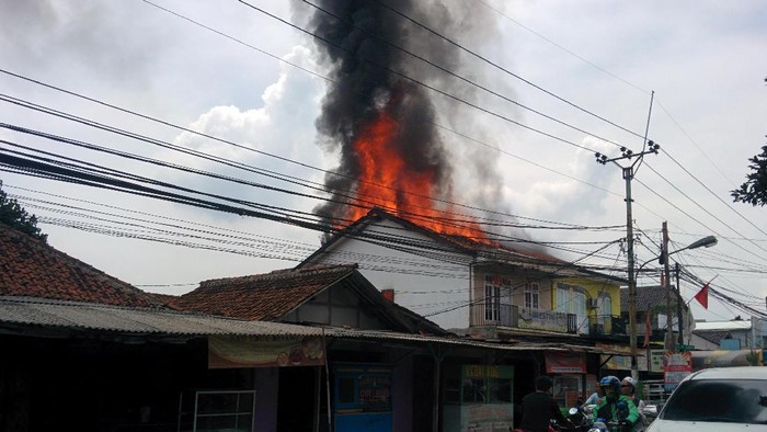 Kebakaran Terjadi di Kompleks Ruko Limo Depok