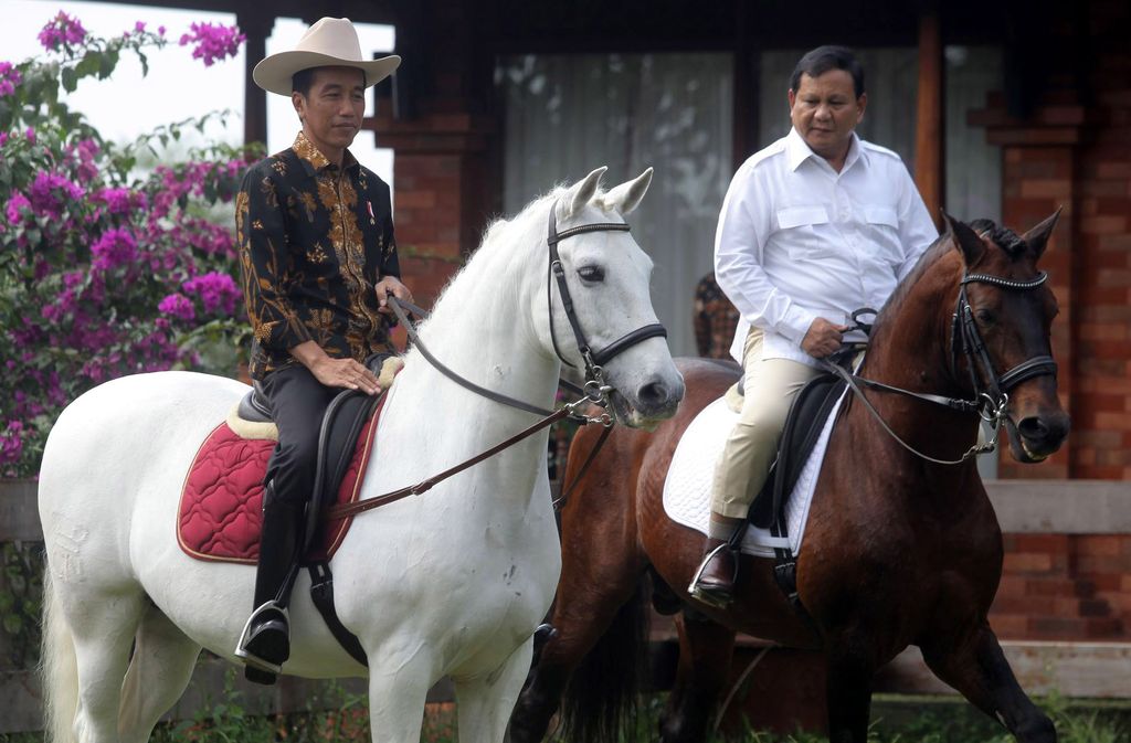Jokowi Berkunjung ke Kediaman PrabowoPresiden Republik Indonesia Joko Widodo didampingi Menko Kemaritiman Luhut Binsar Panjaitan mendatangi kediaman dari Ketua Umum Partai Gerindra Prabowo Subianto di Hambalang, Kabupaten Bogor, Senin (31/10/2016). Selama pertemuan tertutup, Prabowo memberi sejumlah masukan untuk pemerintahan Jokowi. Dia juga punya perhatian khusus terkait masalah keamanan. Grandyos Zafna/detikcom