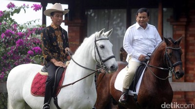 Aksi Jokowi dan Prabowo Naik Kuda