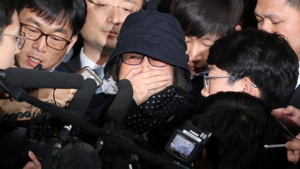 Choi Soon-sil saat pertama menjalani pemeriksaan jaksa, yang berujung penahanannya