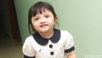 Sepertinya Arsy tak kalah happy dari Anang dan Ashanty dengan kelahiran sang adik. Pool/Gus Mun/detikFoto.