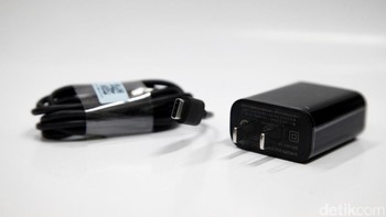 Chargingnya pun sudah USB Type-C dengan tipikal colokan Jepang, yakni dua besi berbentuk pipih. Foto: Muhammad Ridho