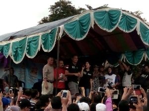 Lihat Annisa Pohan Bernyanyi, Agus Joget Bersama Warga Rusunawa Cakung