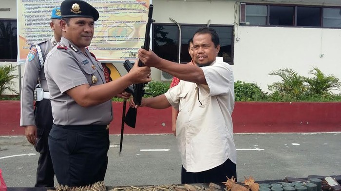 Penampakan Eks Komandan Jihad Maluku Serahkan Senpi dan Ribuan Peluru