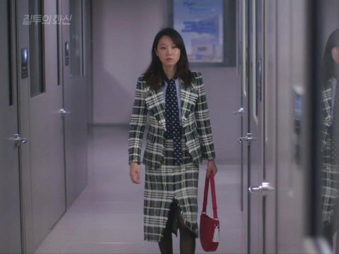 Dipakai Gong Hyo Jin di 'Jealousy Incarnate', Tas Ini Laris di Pasaran