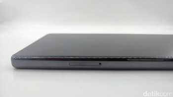 Sementara di sisi kiri terdapat slot kartu SIM (dual). Foto: Muhammad Ridho