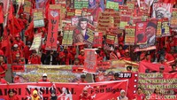 Massa berkumpul di Bundaran HI. Mereka lantas bergerak ke arah Istana melalui Jl MH Thamrin dan Jl Medan Merdeka Barat.