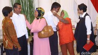 Menlu Retno melihat temu kangen keluarga yang telah terpisah lebih dari 4 tahun itu.