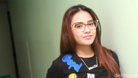 Ia santai mengenakan kaos dan celana jenas hitam. Pool/Gus Mun/detikFoto.