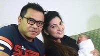 Pasangan musisi itu bangga sang putra lahir di hari bersejarah. Pool/Gus Mun/detikFoto.