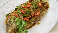 Sajian yang satu ini jadi salah satu favorit para peserta. Ikan gurame berukuran 750-800 gram ini digoreng hingga kering. Makin enak disiram dengan chilli sauce yang dimasak dengan campuran irisan cabai, cincangan bawang putih, akar ketumbar, saus ikan, asam dan gula jawa.
