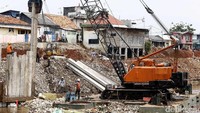 Pekerja terus mempercepat pengerjaan pemsangan sheet pile atau turap dibantaran kali Ciliwung, Bukit Duri, Jakarta, Senin (31/10/2016).