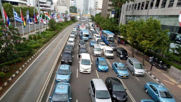 Massa Buruh Long March dari HI ke Istana, Lalin Jl Thamrin Macet