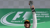 Hamilton tak membuat kesalahan berarti dalam balapan sepanjang 71 lap di Autodromo Hermanos Rodriguez, Mexico City, Senin (31/10/2016) dinihari WIB. Start dari pole position, dia hanya kehilangan posisi terdepan lantaran melakukan pitstop. Setelah Rosberg dan Vettel juga masuk pit, Hamilton terus berada di depan hingga akhir lomba. REUTERS/Henry Romero.