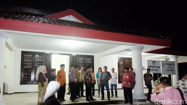 Bupati Emil saat meninjau rumah dinas Camat Punggul