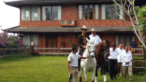 Jokowi dan Prabowo Naik Kuda di Hambalang
