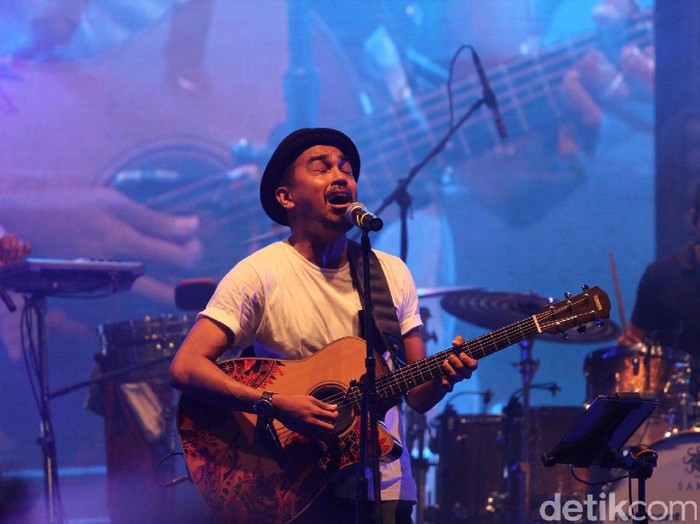 Aura Kasih kepergok menonton mantan kekasihnya, Glenn Fredly manggung di penutupan Synchronize Fest 2016 di Dynamic Stage. Tatapannya tampak kosong.
