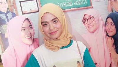 Manisnya Vebby Palwinta Tampil Berhijab