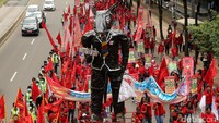 Massa buruh melakukan aksi unjuk rasa dengan melakukan long march dari Bundaran HI ke depan Istana Kepresidenan.