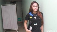 Aurel tersenyum di depan kamera. Pool/Gus Mun/detikFoto.