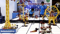 Dua orang peserta menunjukkan kecanggihan robot hasil karyanya.